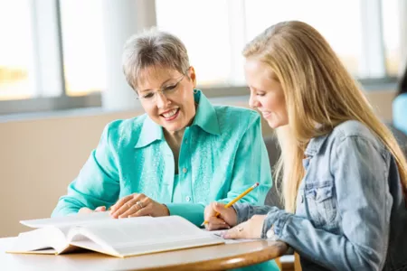 Nachhilfelehrerin und Schülerin